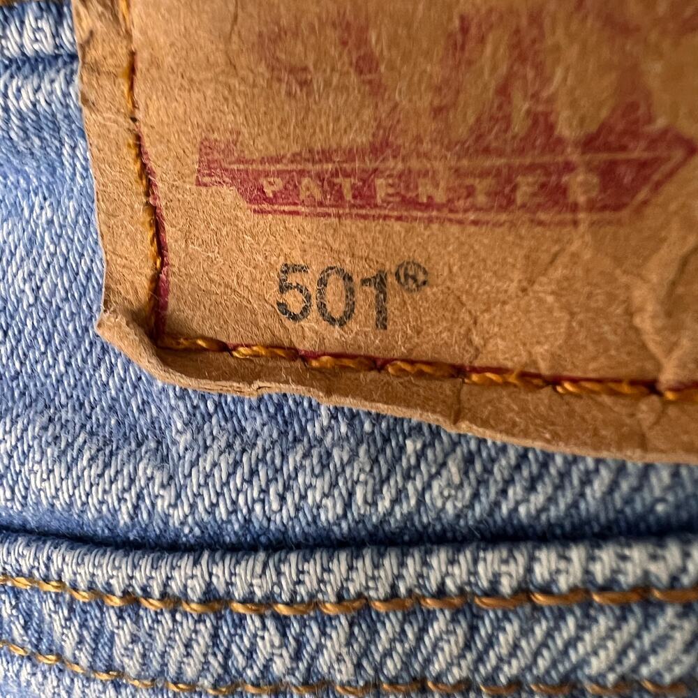 Levis Jeans Womens Size W28XL32 Light Wash Button Fly Distressed Straight Leg - Picture 14 of 16